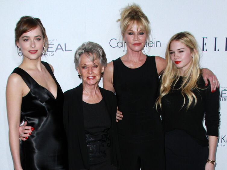 Photo Melanie Griffith Pose Avec Ses Filles Dakota Johnson Et Stella