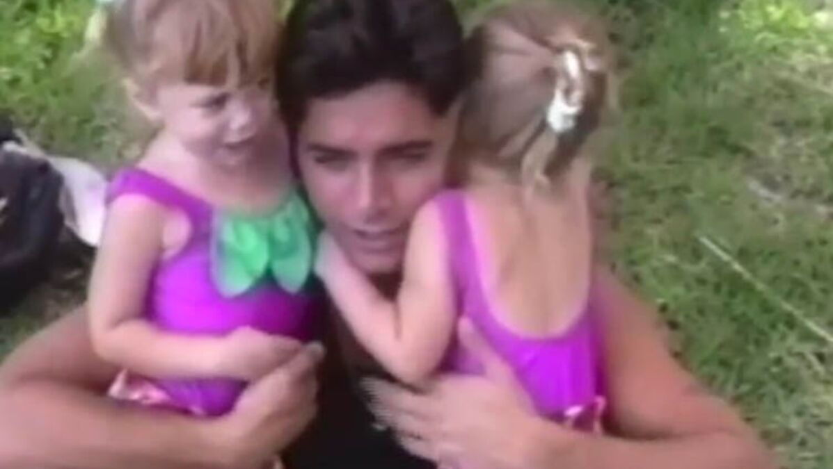 John Stamos Et Les Soeurs Olsen VIDEO John Stamos dévoile une vidéo trop mimi avec les soeurs Olsen datant  de 1989 - Voici
