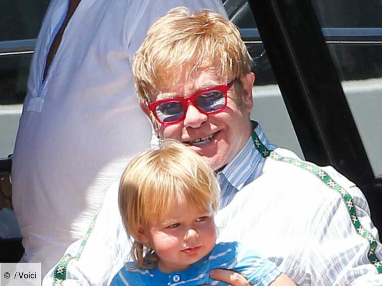 Elton John Craint Pour La Vie De Son Fils Voici [ 565 x 753 Pixel ]