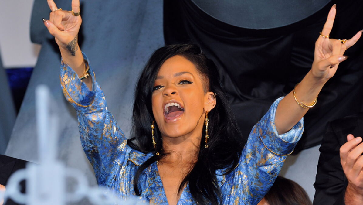 Rihanna Couvre Adele Et Son Bebe De Cadeaux Voici