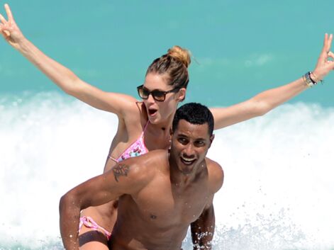 Doutzen Kroes en plein shooting sur la plage de Miami avec son mari