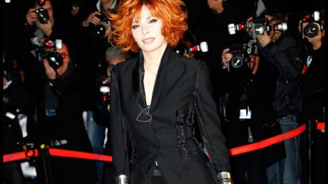 Video Mylene Farmer 80 000 Fans Lui Chantent Joyeux Anniversaire Voici