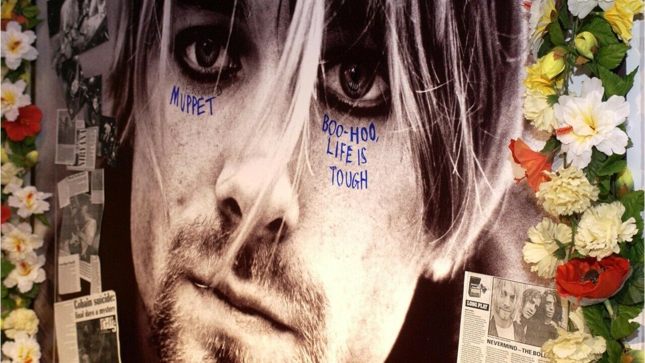 Nirvana Le Bebe Nageur De L Album Nevermind Porte Plainte Contre Le Groupe Pour Pedo Pornographie Voici