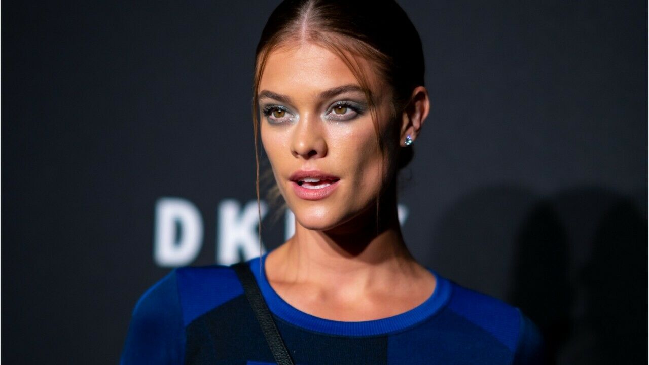 Photo Nina Agdal Danse En String Devant Son Sapin De Noel Voici