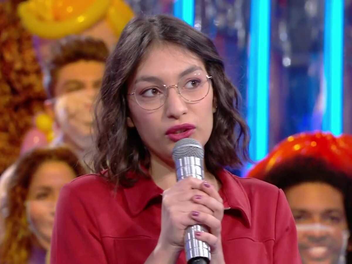 VIDEO N'oubliez pas les paroles : un geste peu discret de la maestro Alessandra amuse les internautes