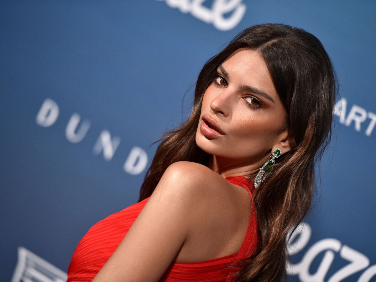 PHOTO Emily Ratajkowski enceinte : elle éblouit ses fans en prenant la pose sur un bateau