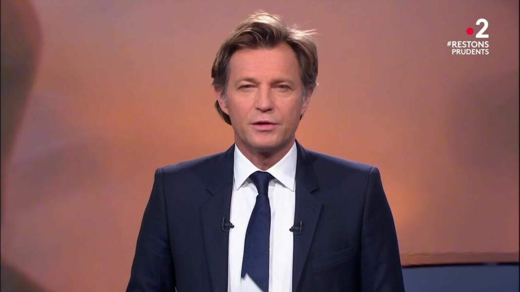 Laurent Delahousse présente les JT du week-end de France 2 depuis le 9 mars 2007, en remplacement de Béatrice Schönberg