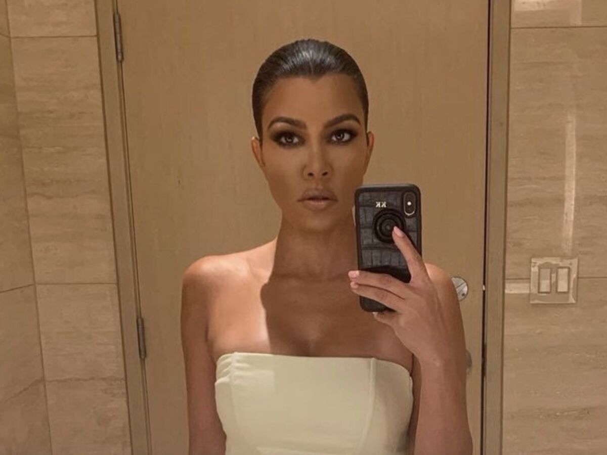 PHOTOS Kourtney Kardashian pose dans un minuscule bikini qui ne cache pas grand chose