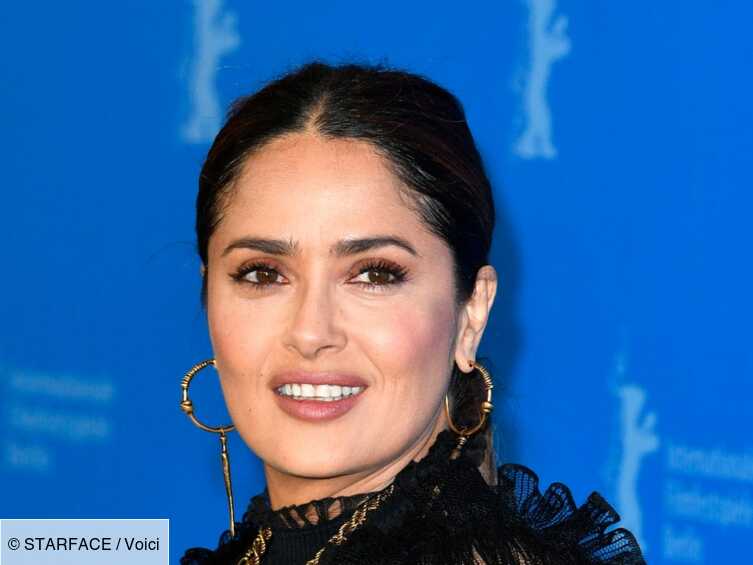 Salma Hayek Ce Nouveau Projet Completement Farfelu Sur Les Seins Qu Elle Prepare Voici