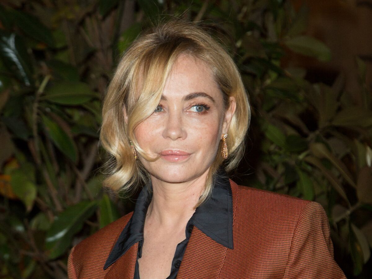 Emmanuelle Béart se confie sur son statut de sex symbol dans les années 90 : C'est devenu pesant