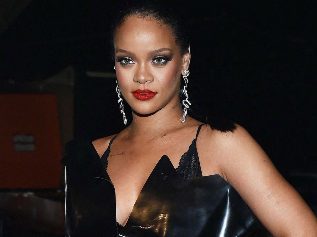 PHOTO Rihanna peine à cacher son opulente poitrine, la Toile est ravie