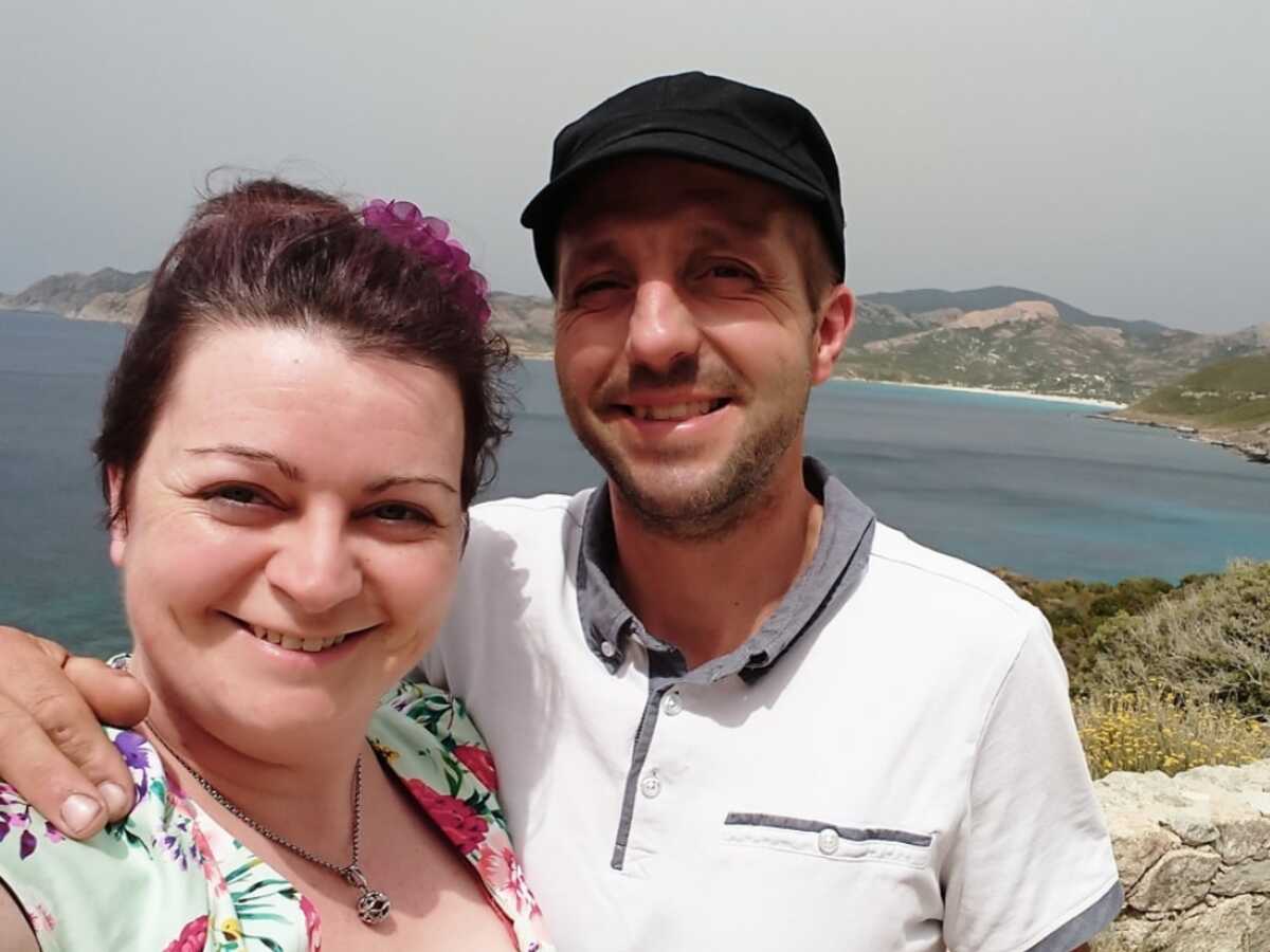 PHOTO Maud et Laurent (L'amour est dans le pré) : touchés, ils posent avec le beau cadeau offert par un fan