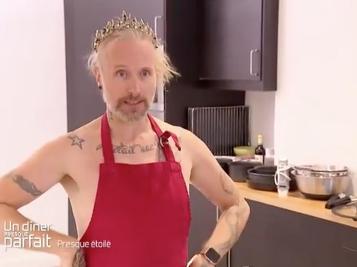 VIDEO Un dîner presque parfait : Sébastien surprend avec sa tenue TRÈS déshabillée pour cuisiner