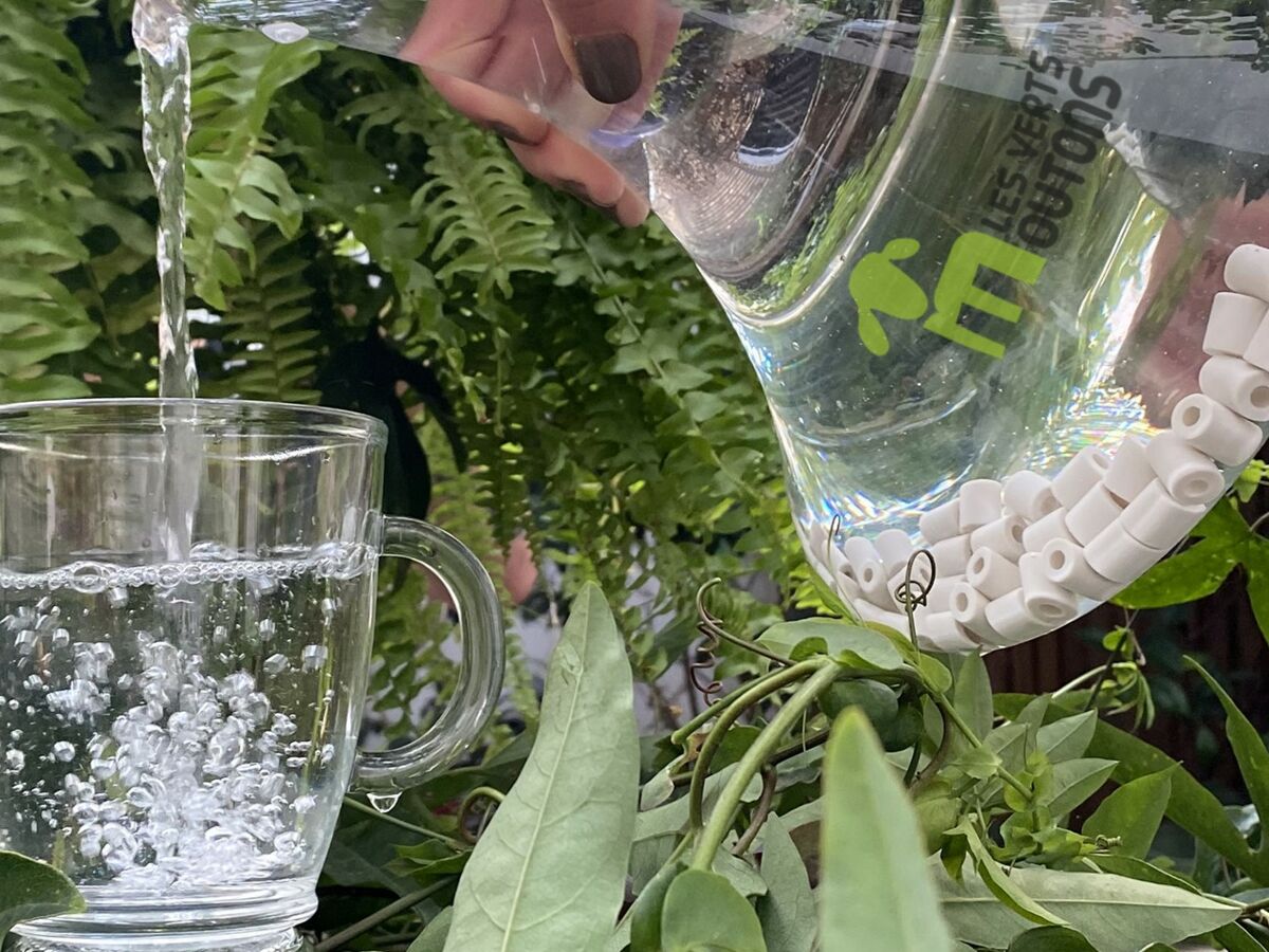 Des perles en céramique à la maison. La purification de l’eau contre la pollution plastique