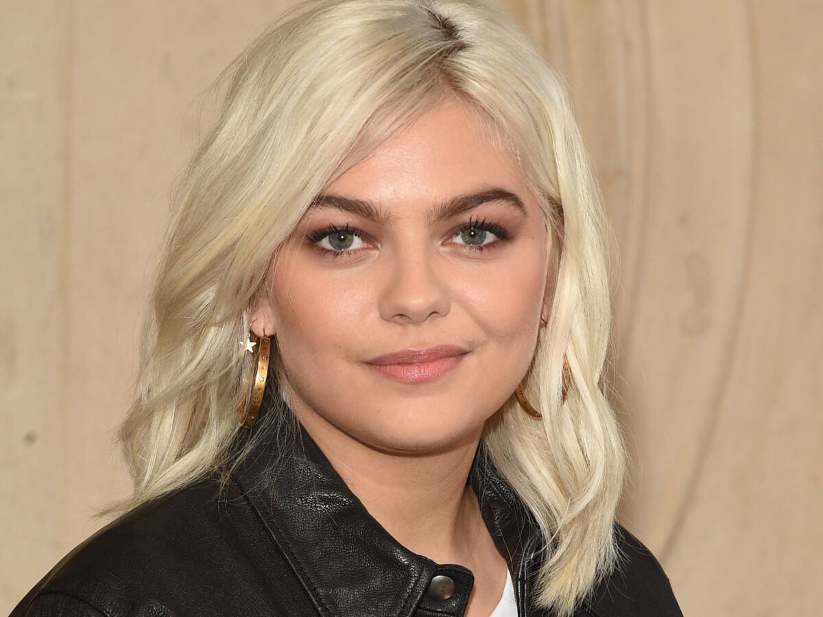 Louane adopte la tendance chaussures la plus improbable du moment… et c’est canon !