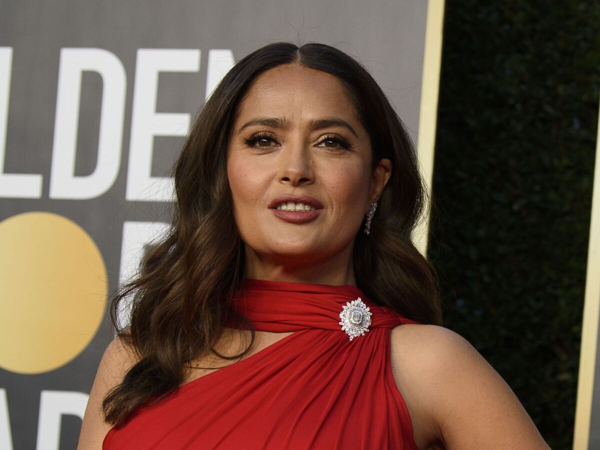 PHOTO Salma Hayek sexy en maillot de bain, elle dévoile un impressionnant décolleté