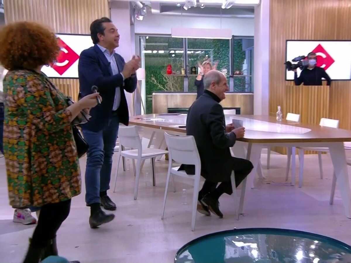 VIDEO C à vous : Patrick Cohen mal à l'aise après la diffusion d'une séquence filmée hors antenne