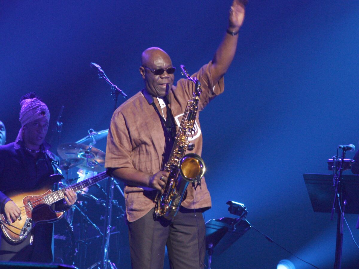 Mort de Manu Dibango : la succession du saxophoniste s'annonce houleuse, ses héritiers s'engagent dans une bataille judiciaire