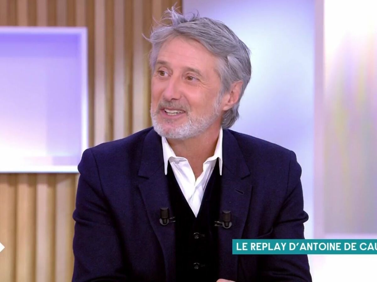 VIDEO Vous m'avez fait un clin d'œil : Antoine de Caunes gêne terriblement Anne-Elisabeth Lemoine sur le plateau de C à vous