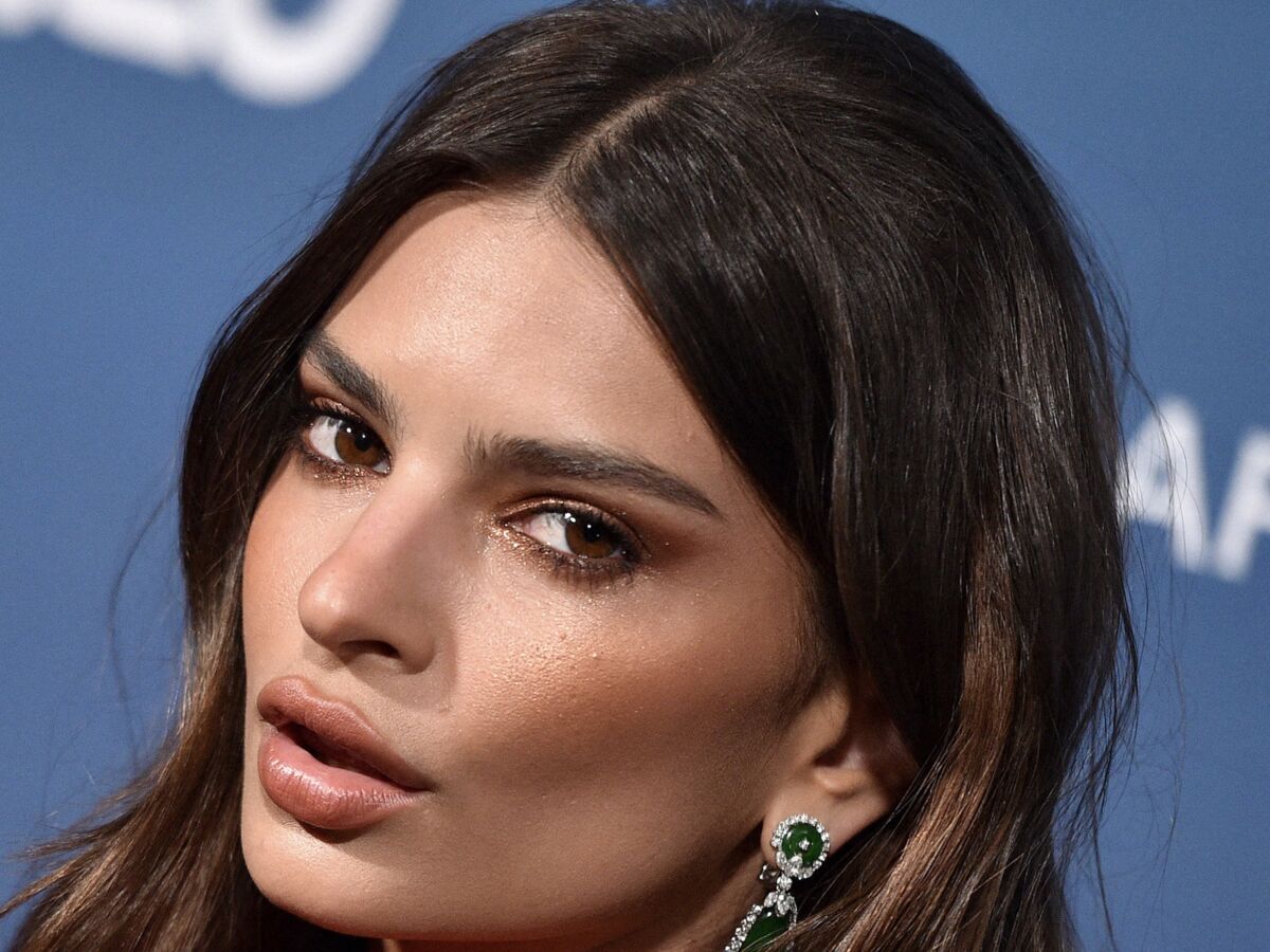 PHOTO Emily Ratajkowski dévoile un décolleté vertigineux, ses fans succombent