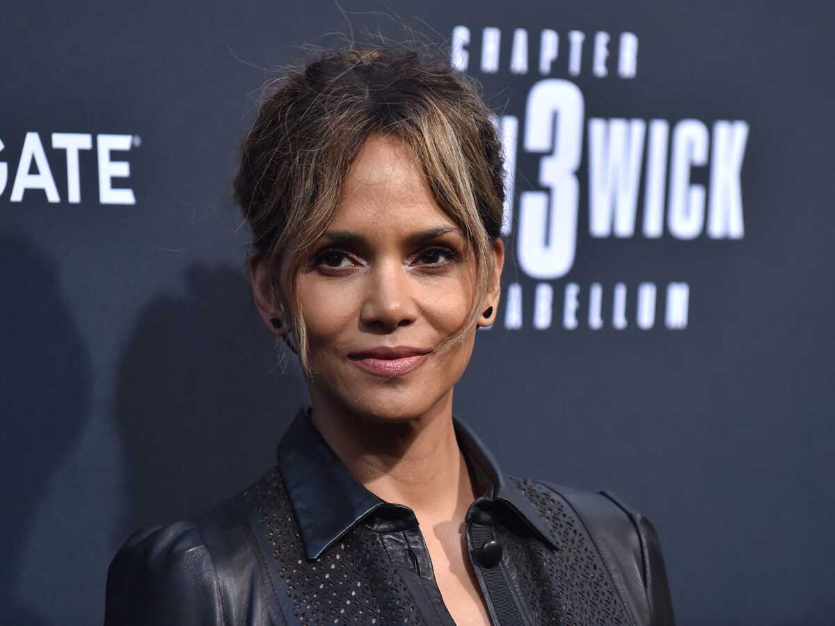 PHOTO Halle Berry : la comédienne ultra sexy sur Instagram dans une robe très échancrée