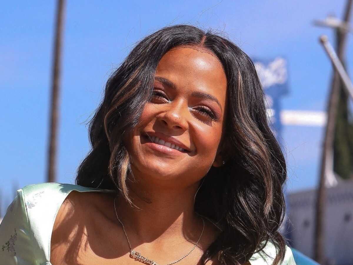 PHOTO Christina Milian nue sous une robe entrouverte, elle manque d'en dévoiler trop