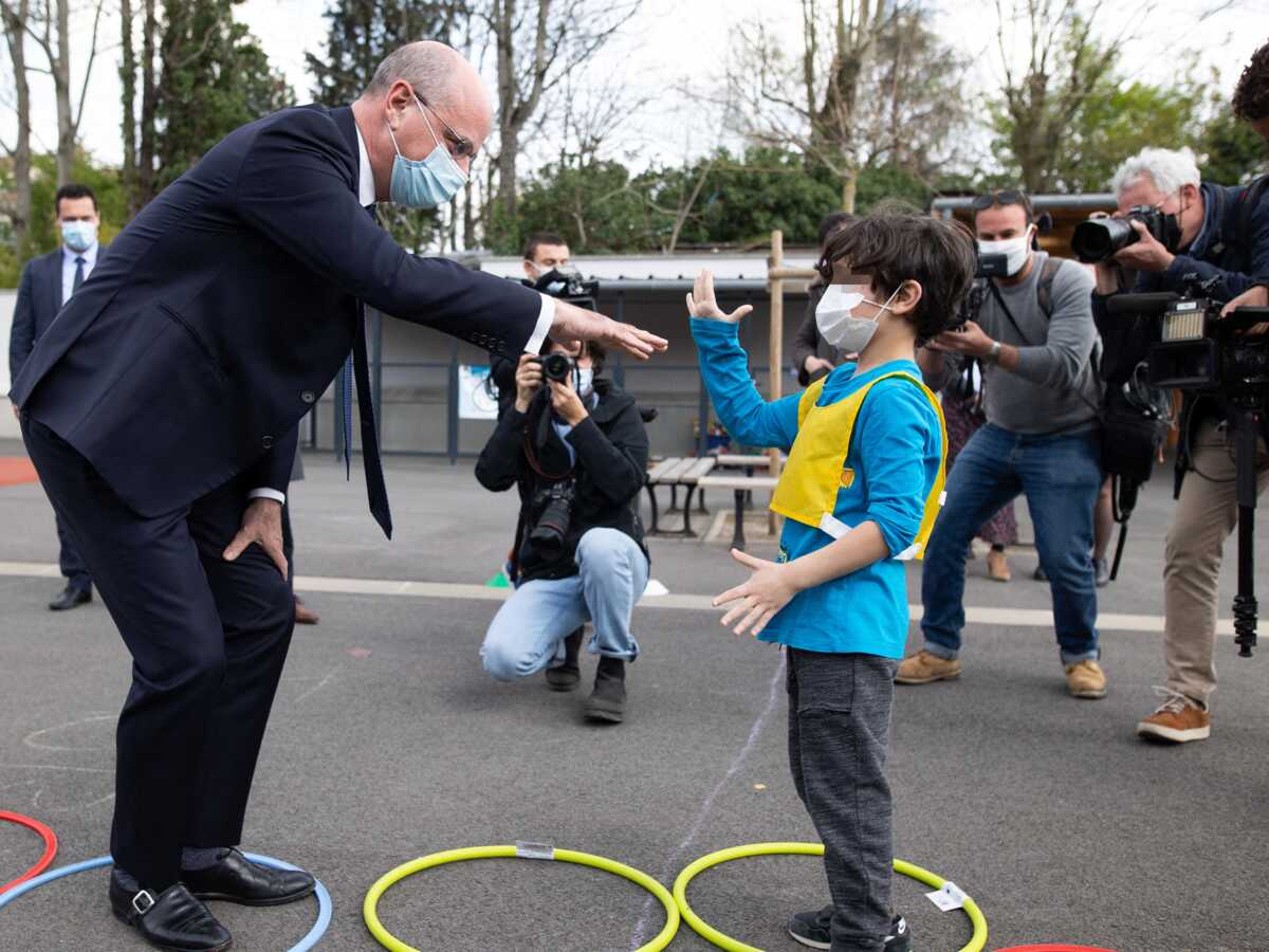 VIDEO Jean-Michel Blanquer : le ministre joue à la marelle et perd au Chifoumi dans une séquence étonnante