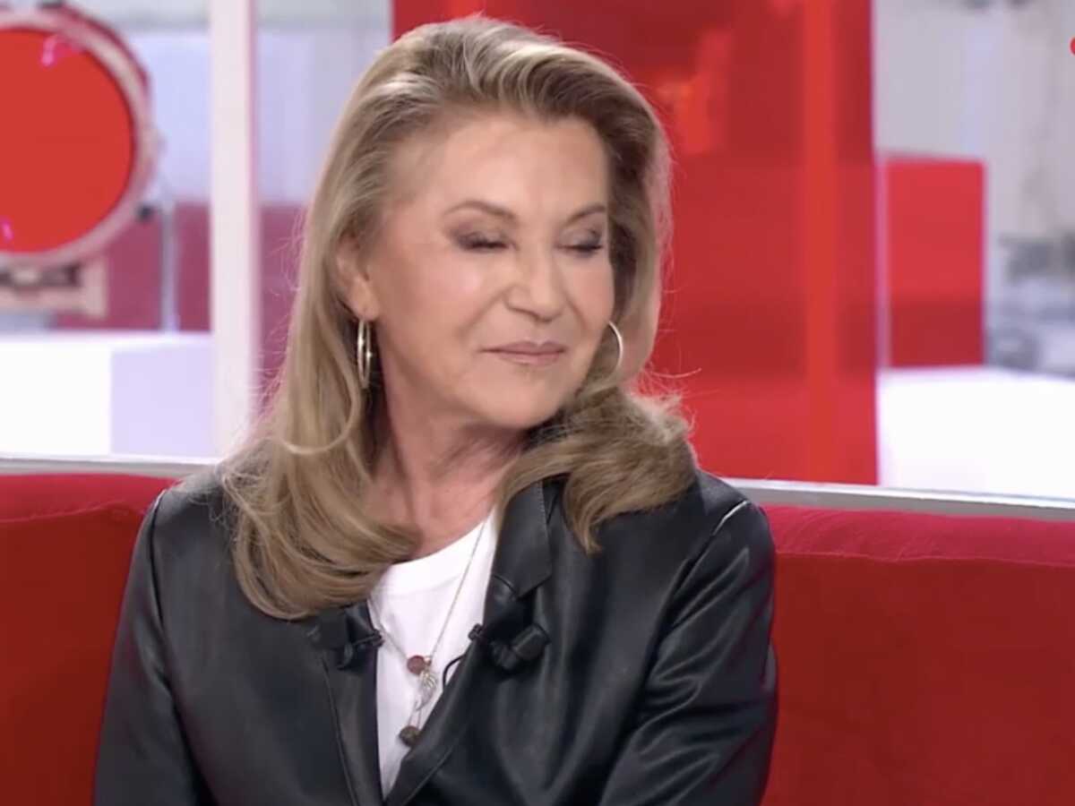 VIDEO Sheila émue sur le plateau de Vivement dimanche : cette interview de sa maman qui l'a beaucoup touchée