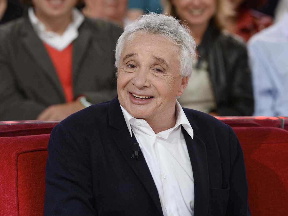 Michel Sardou évoque ses maîtresses dans Sept à Huit : le chanteur explique pourquoi il n'en parle pas dans son dernier livre