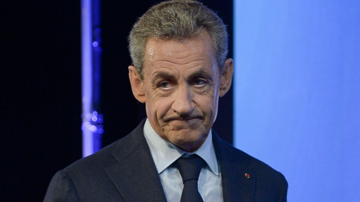 mr sarkozy discute avec une prostituée