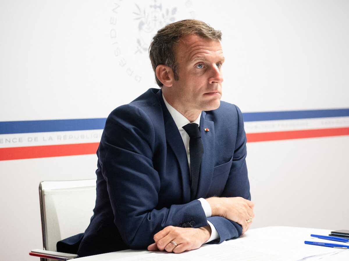 VIDEO Emmanuel Macron trinque plusieurs fois en terrasse : les internautes s'en donnent à coeur joie