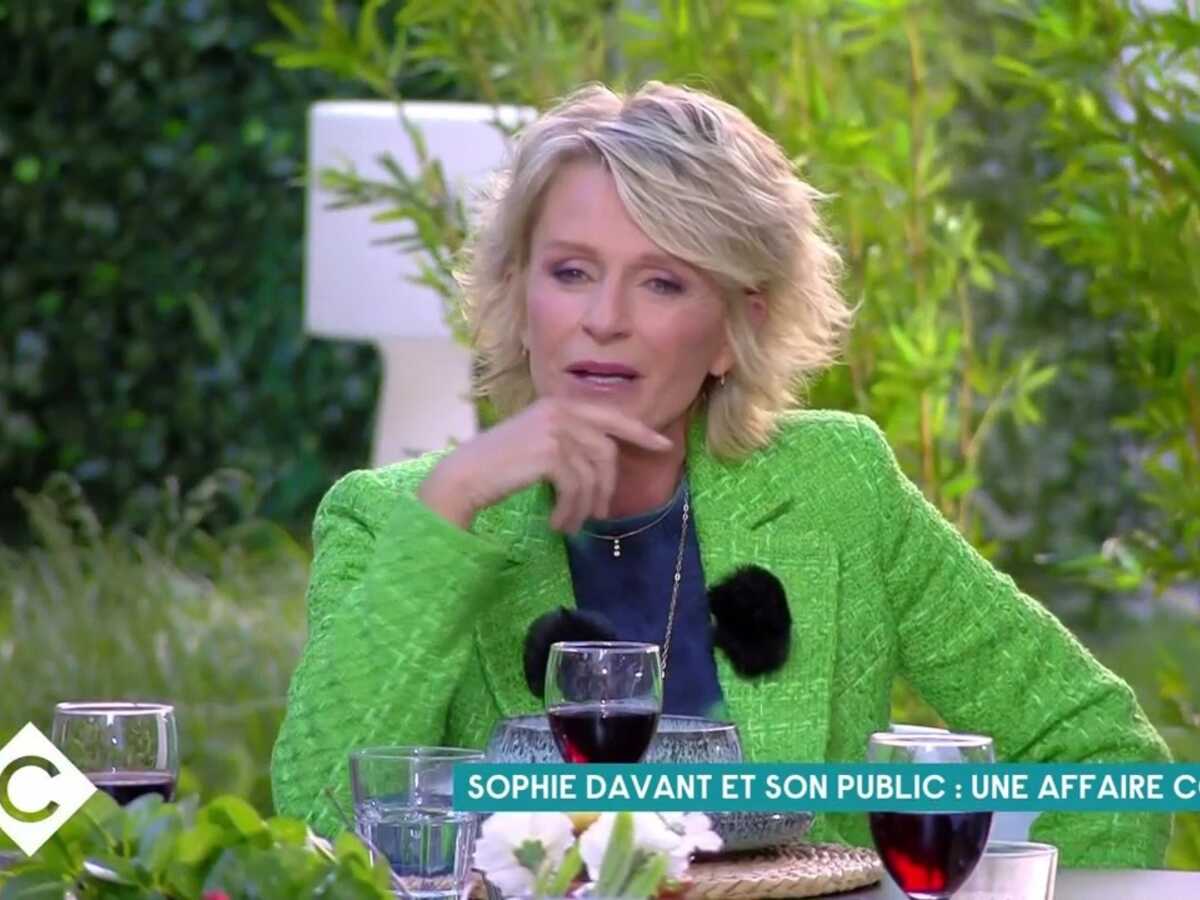 VIDEO Sophie Davant amuse l'équipe de C à vous avec une blague sur Xavier Dupont de Ligonnès