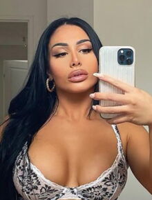 PHOTO Leana en lingerie : elle dévoile un selfie très hot sur son lit