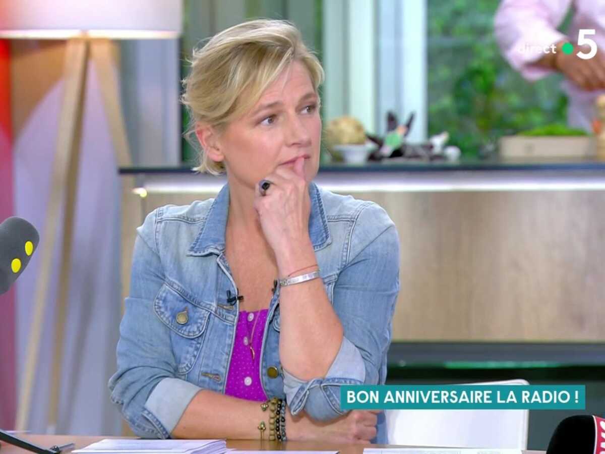 VIDEO C à vous : Anne-Elisabeth Lemoine très gênée par un objet phallique et l'intervention de Pascale Clark