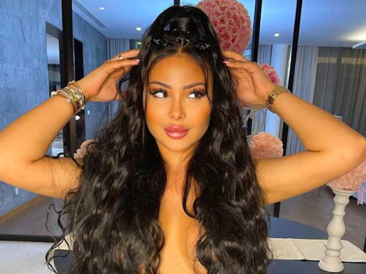 PHOTO Maeva Ghennam sexy : son crop top transparent laisse entrevoir ses tétons