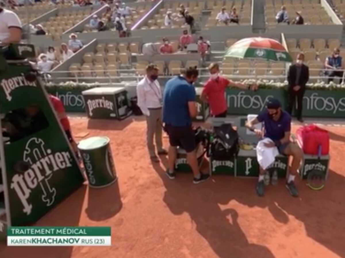 VIDEO Roland-Garros : un joueur très énervé frappe dans sa raquette... et s'ouvre le doigt