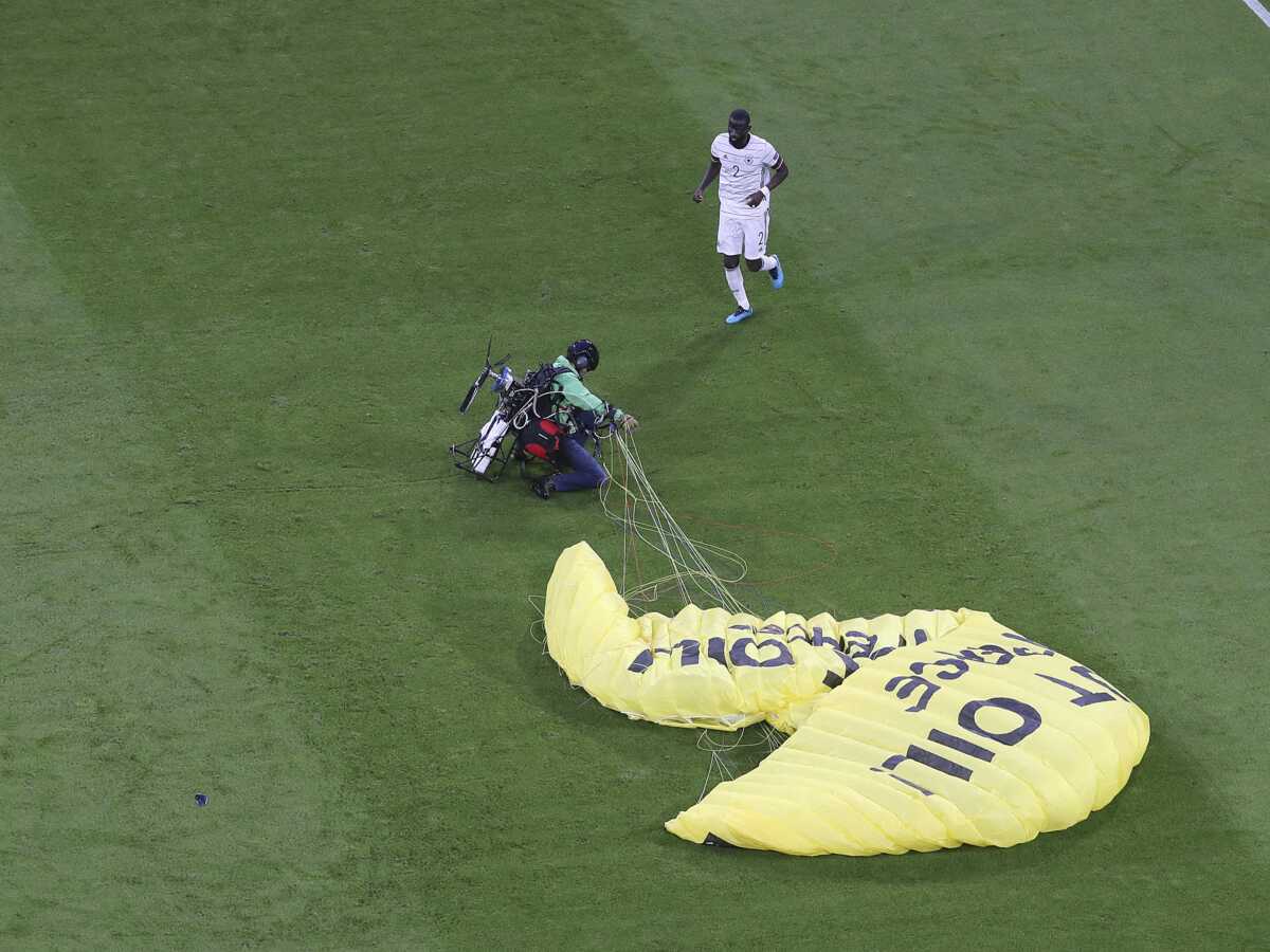 Euro 2020 : un militant Greenpeace s'écrase en ULM sur le terrain juste avant le coup d'envoi du match France-Allemagne