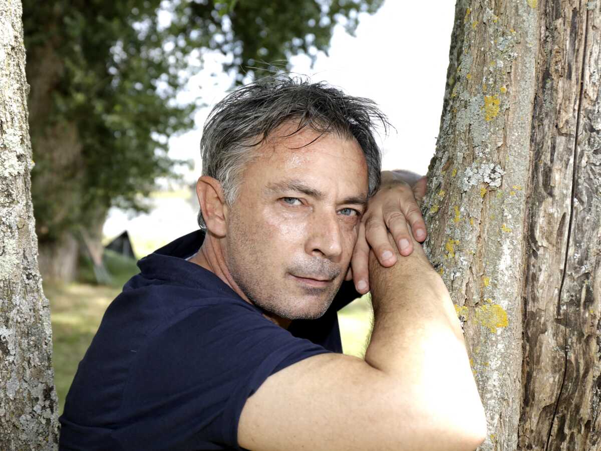 Frédéric Deban : sourd à 50 ans, l'acteur se confie sur son combat au quotidien et révèle comment il arrive à tenir