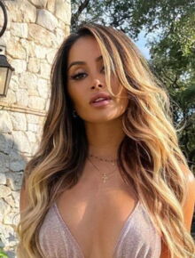 PHOTO Oceane El Himer dévoile sa poitrine dans un bustier affriolant, ses fans deviennent gaga