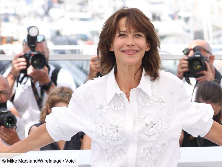 PHOTO Sophie Marceau : à 55 ans, elle choisit le chemisier le plus glamour pour la promotion de son film et...