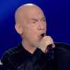 VIDEO Florent Pagny atteint d’un cancer : le chanteur monte sur scène le crâne rasé, les internautes sont émus - Voici