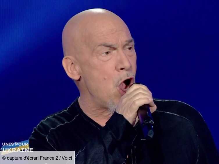 VIDEO Florent Pagny atteint d’un cancer : le chanteur monte sur scène le crâne rasé, les internautes sont émus
