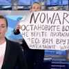 Guerre en Ukraine : une productrice de télévision russe dénonce la guerre en direct, elle est emprisonnée - Voici