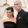 Kourtney Kardashian radieuse aux Oscars 2022 : les internautes la soupçonnent d’être enceinte - Voici