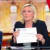 VIDEO Débat présidentiel : Marine Le Pen sort un ancien tweet sur une feuille, les internautes se régalent - Voici