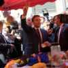 VIDEO Emmanuel Macron visé par un jet de tomates lors d’une visite sur un marché - Voici