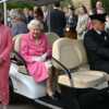 Elizabeth II s’éclate en voiturette de golf : découvrez le prix de son petit buggy ! (PHOTOS) - Voici