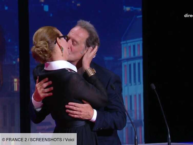 Cannes 2022 : Vincent Lindon embrasse fougueusement Carole Bouquet sur scène (ZAPTV)