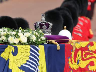 Le roi Charles III, ses frères et sœur et les princes William et Harry réunis pour la procession du cercueil de la reine Elizabeth II 