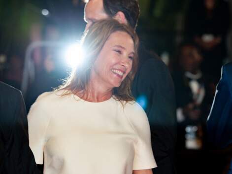 Festival de Cannes 2023 : Emmanuelle Bercot resplendissante pour la montée des marches du film l'Abbé Pierre 